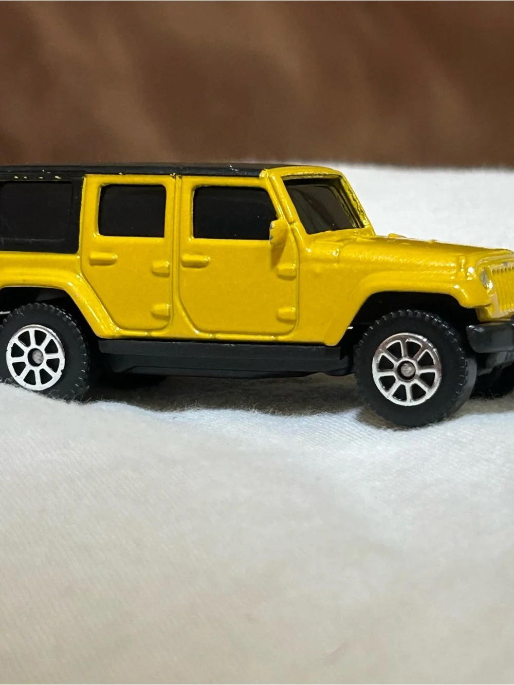 Maisto 2015 Jeep Wrangler Unlimited Yellow Black Hardtop 1/64 Diecast